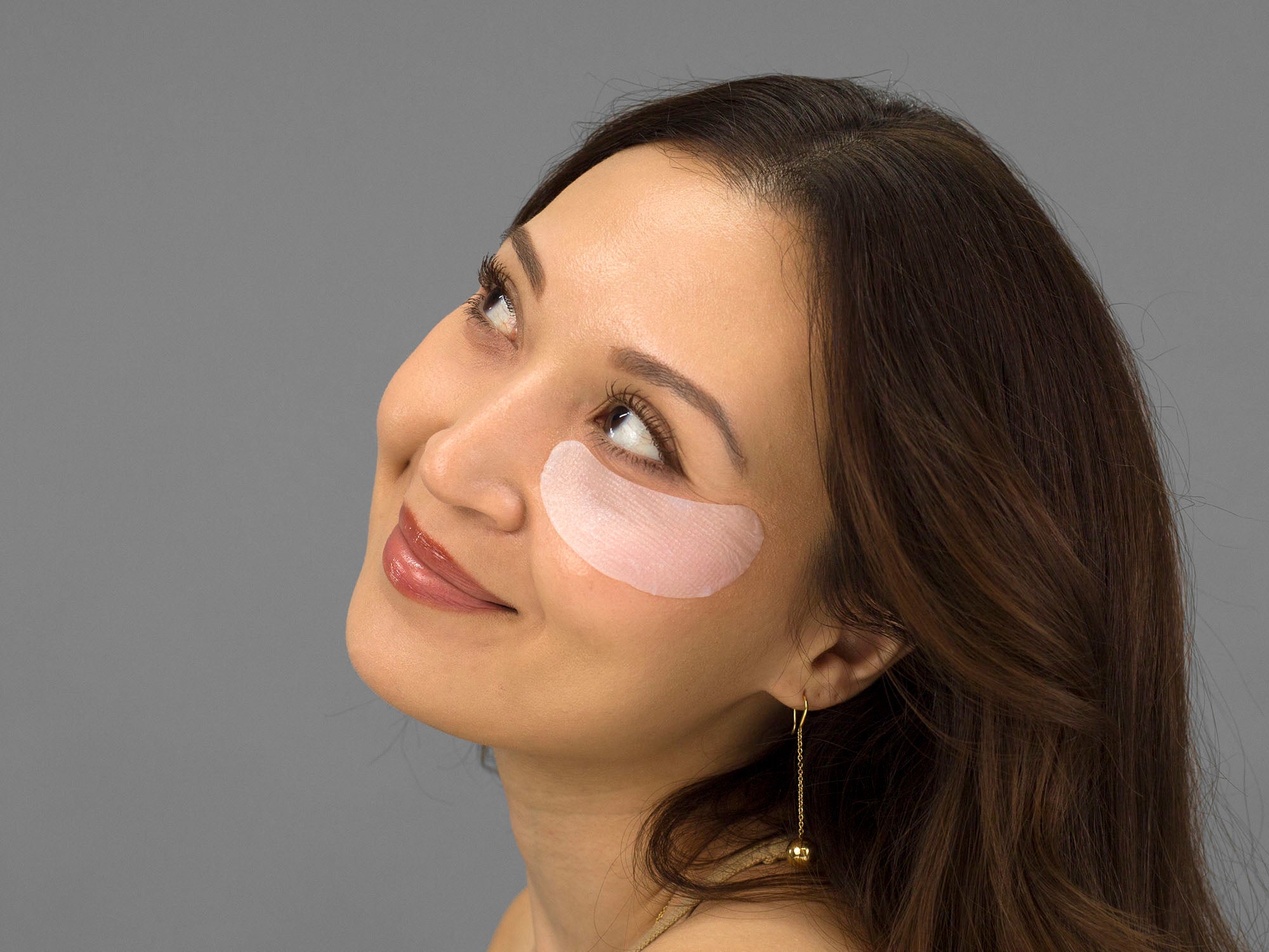 Laziza from LAZ Skincare demonstrating how to apply the Epicutis Lipid Recovery Mask to her under eye area