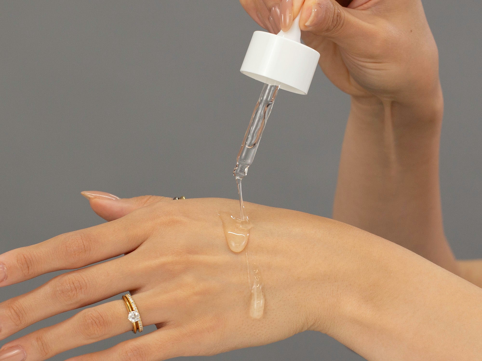 Closeup of Laziza from LAZ Skincare applying Epicutis Lipid Serum to her hand