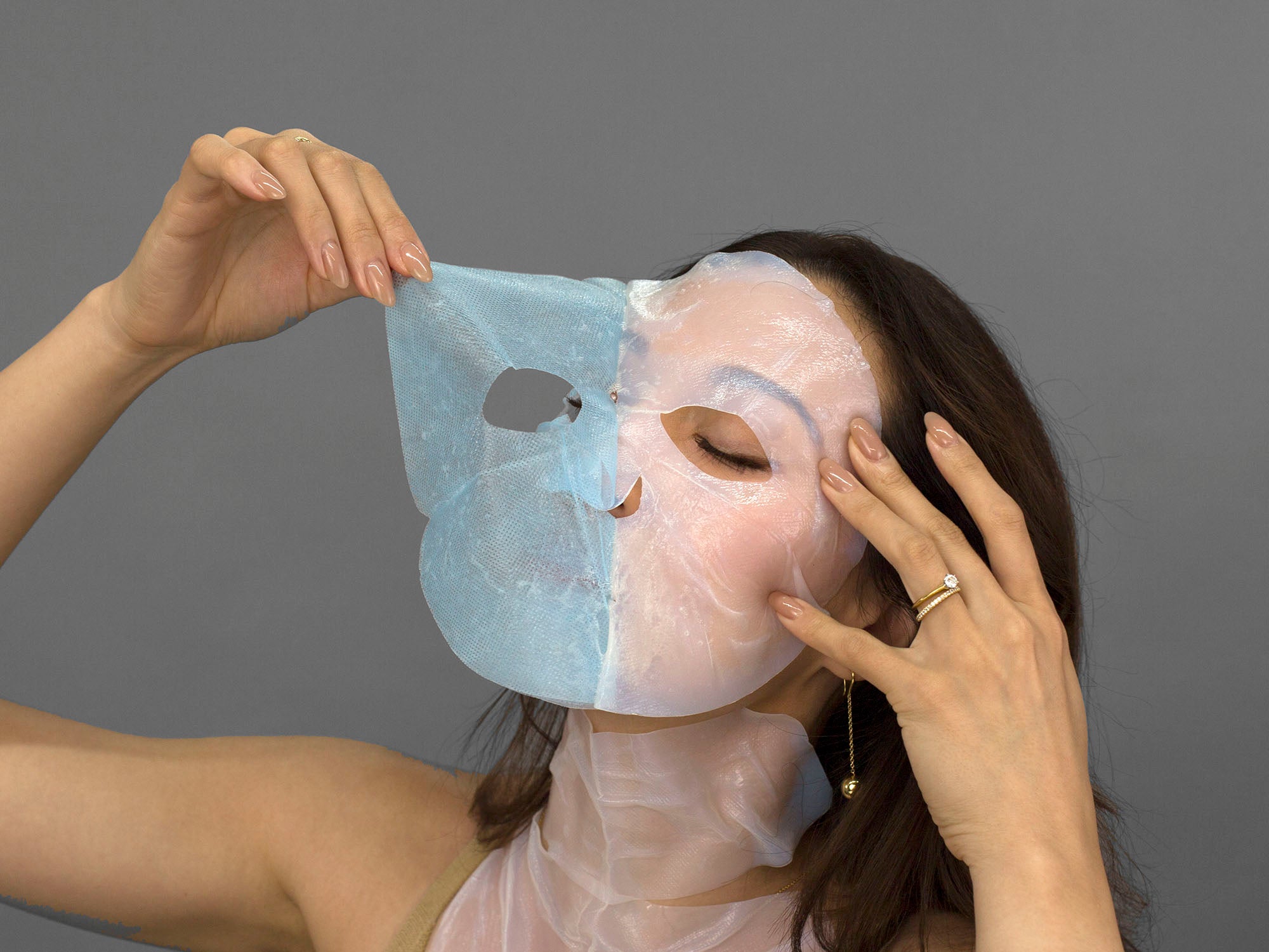 Laziza from LAZ Skincare demonstrating how to apply the Epicutis Lipid Recovery Mask to her face