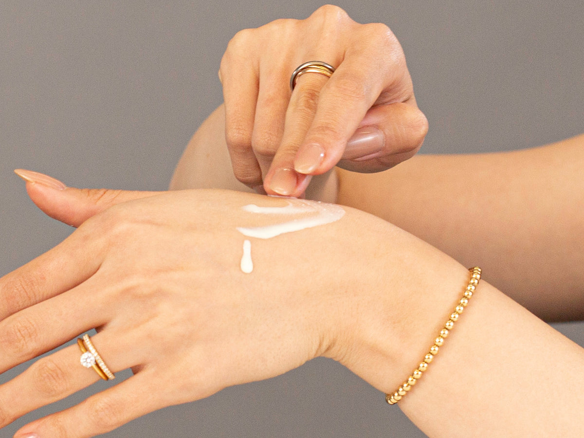 Laziza from LAZ Skincare demonstrating the texture and application of Vivant Derm-A-Gel on her hand